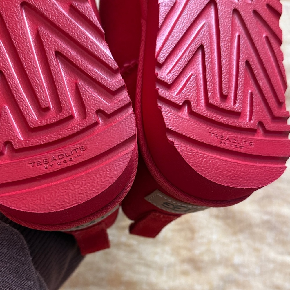 UGG Ultra mini in Ribbon Red new without tags - Picture 11 of 17